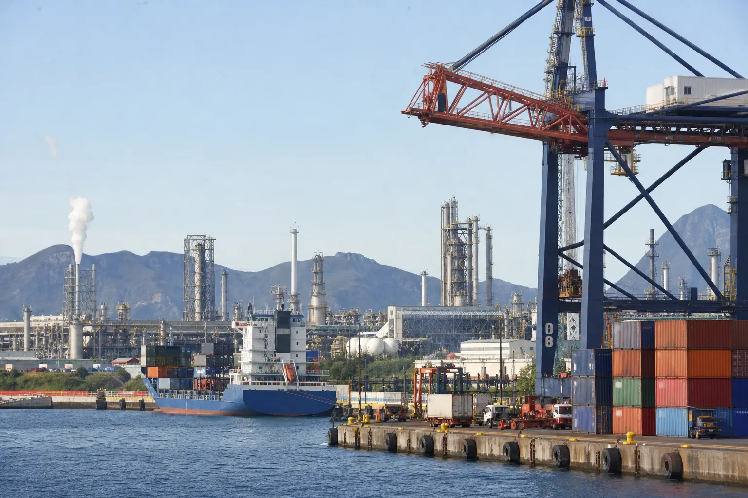 Contenedores y planta manufacturera en un puerto de México