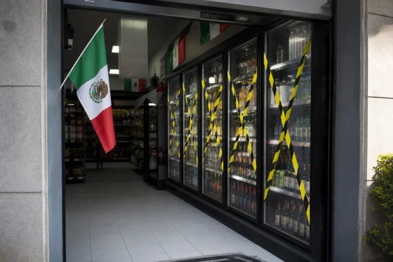 Aviso de suspensión de venta de bebidas alcohólicas por fiestas patrias en una tienda de la Ciudad de México
