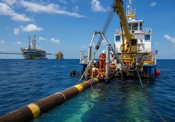 Embarcación especializada trabaja en la reparación de un ducto marino de Pemex frente a Campeche