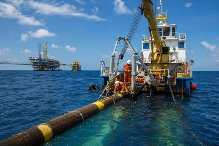Embarcación especializada trabaja en la reparación de un ducto marino de Pemex frente a Campeche